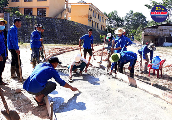 Hướng về cộng đồng bằng những phần việc ý nghĩa đã trở thành mục tiêu của Huyện đoàn Nam Giang. TRONG ẢNH: Đoàn viên thanh niên giúp dân làm đường bê tông nông thôn. Ảnh: Đ.N